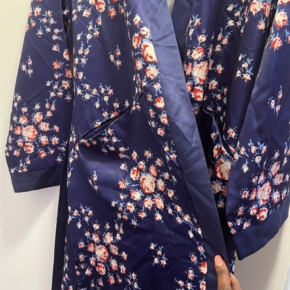 Morgan Lane x fabfitfan Navy Floral Satin Robe size Small/Medium - Picture 6 of 9